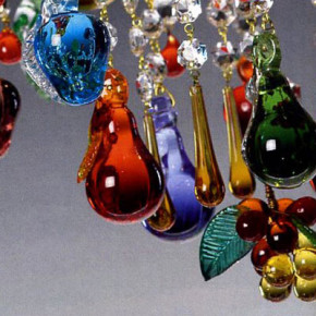 Murano chandelier avec des tasses en verre et les fruits colorés
