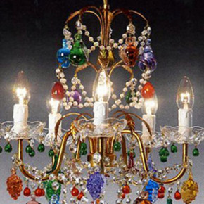 Murano chandelier avec des tasses en verre et les fruits colorés